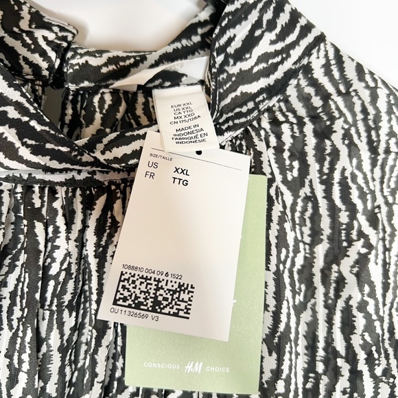 H&M Blouse Wide cut Blouse Black Animal Print - Picture 2 of 5